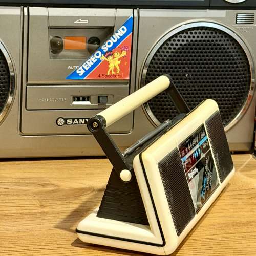 出售 Rajisan手提收音機，外形經典獨特，外觀約80%新，收音正常𩆜敏，有意請pm我，謝...