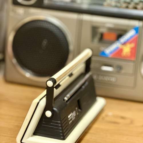 出售 Rajisan手提收音機，外形經典獨特，外觀約80%新，收音正常𩆜敏，有意請pm我，謝...