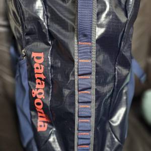 稀有✨ over 98% new Patagonia Black Hole 30L 海軍藍/紅色背包