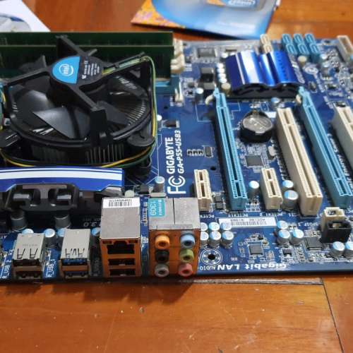 Gigabyte 底板、Radeon 顯示卡、Magic-PRO HDTV 卡 ( *註：零件機)