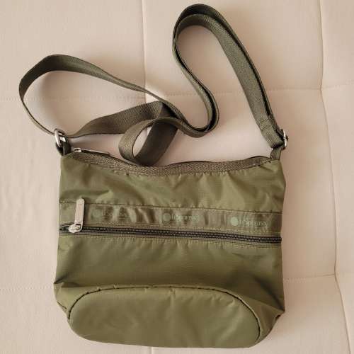 LeSportsac 軍綠色側咩袋