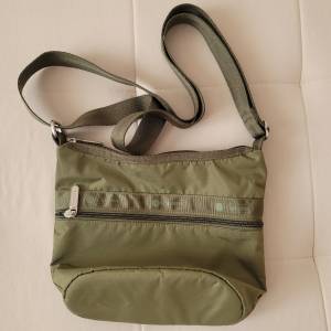 LeSportsac 軍綠色側咩袋