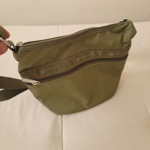 LeSportsac 軍綠色側咩袋