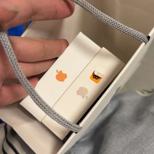 iPhone 17 pro max 1tb 16 pros max 1tb 橙色 金色 是但放一部