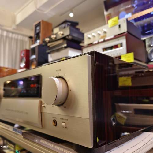 Accuphase C-2810