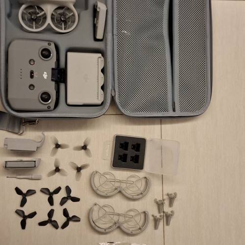 Dji Neo 1 連圖中大量配件