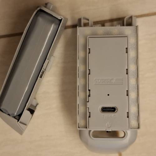 Dji Neo 1 連圖中大量配件