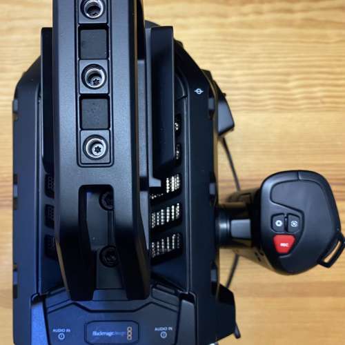 Blackmagic URSA MINI4K電影機。附提把和手柄，成色如圖，功能正常，佳能EF接口，...