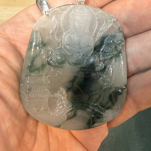 【18K金真金鑲嵌】天然翡翠A貨 冰種飄藍花「觀音山水」厚裝大牌吊墜。高冰起瑩、潑...