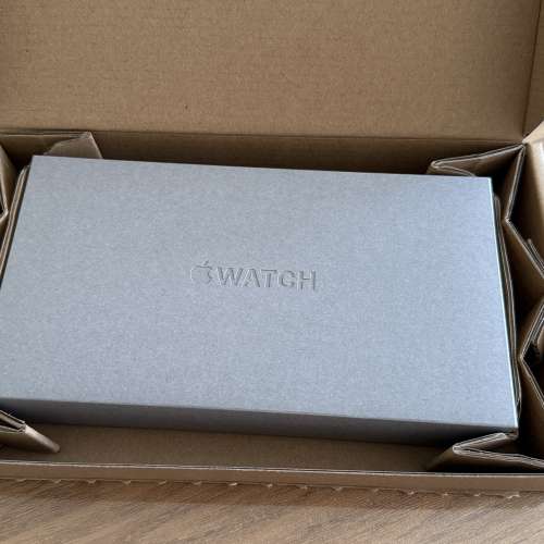 Apple Watch Ultra 4 49mm 黑色鈦金屬錶殼 連 深橄欖色登峰手環