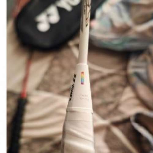 放一個Yonex Voltrice Z-Force II羽毛球拍，白黑色
