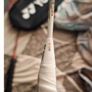 放一個Yonex Voltrice Z-Force II羽毛球拍，白黑色