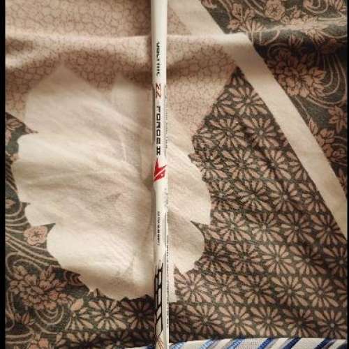 放一個Yonex Voltrice Z-Force II羽毛球拍，白黑色