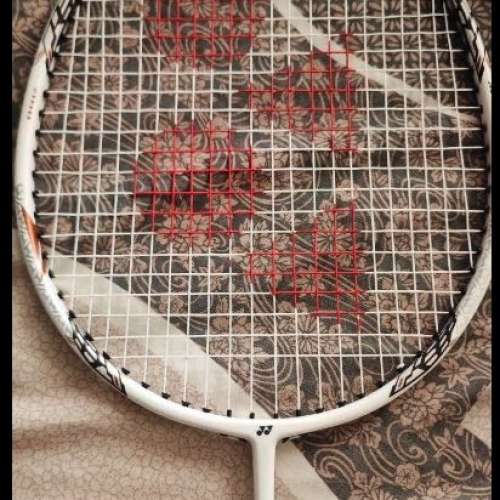 放一個Yonex Voltrice Z-Force II羽毛球拍，白黑色