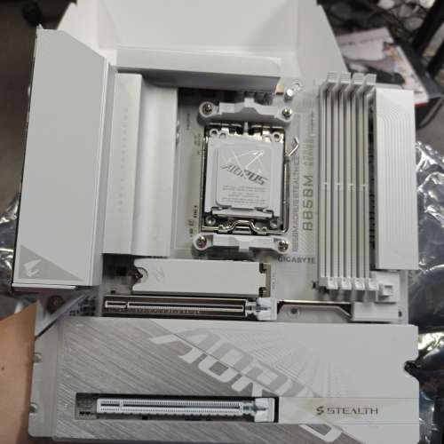 GIGABYTE 技嘉 B850M AORUS STEALTH ICE 純白 背插式
