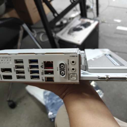 GIGABYTE 技嘉 B850M AORUS STEALTH ICE 純白 背插式