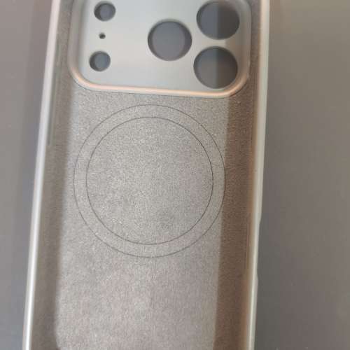 iPhone 17 / 18 Pro 機殼 x3 &middot; 2個磁吸充電 &middot; 新買配色不合放售