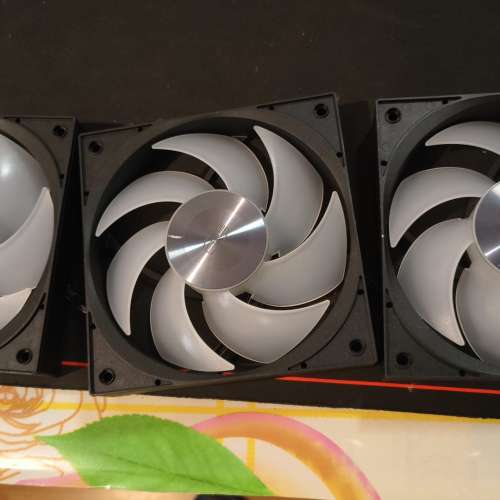 三把黑色 12cm ARGB 散熱風扇