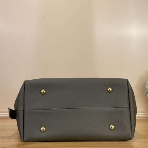 路易威登Louis Vuitton Low Key Hobo MM 麂皮拼牛皮 Hobo 包 實物拍攝