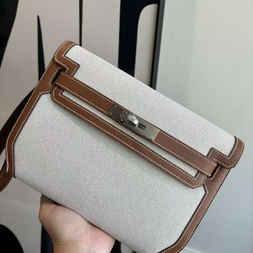 愛馬仕# Herm&egrave;s Kelly Depeches 25 帆布拼 Bar&eacute;nia 皮手拿 / 斜挎包 款號H051569...