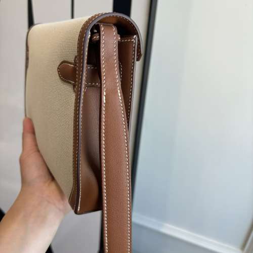 愛馬仕# Herm&egrave;s Kelly Depeches 25 帆布拼 Bar&eacute;nia 皮手拿 / 斜挎包 款號H051569...