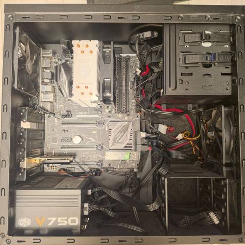 電腦主機