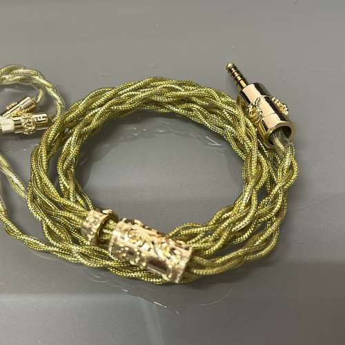 限量3條(耳機線名:天沙金 Tiansha Gold)，幾何結構尺寸線芯，首次引入24k金加於線材...