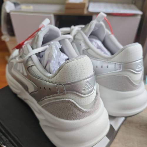全新Adidas 波鞋（46号）