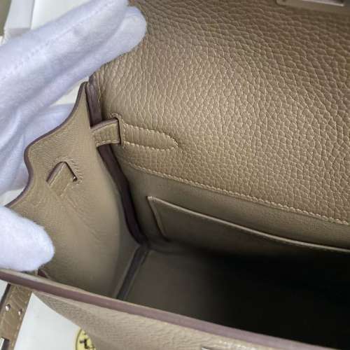 愛馬仕HERM&Egrave;S H083737CK18 Kelly Ado PM 大象灰 Togo 皮銀扣雙肩袋