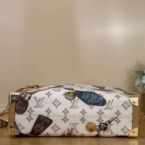 路易威登 LOUIS VUITTON M24424 Side Trunk 白色老花鑰匙圖案硬箱斜揹袋