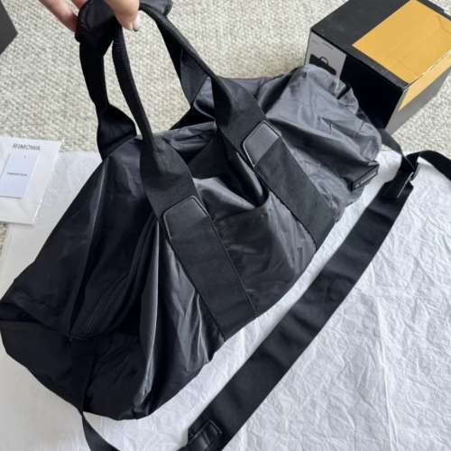 全新未開封一個 RIMOWA Foldable Bags 35L 可折疊收納 健身 / 旅行 通用 手提旅行袋...