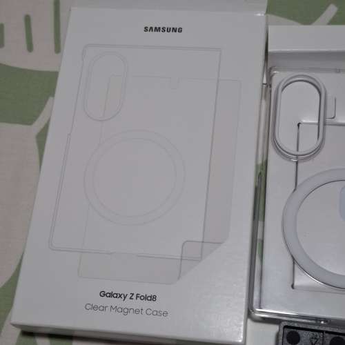 Samsung Fold 8 原廠透明底磁吸保護手機殼。