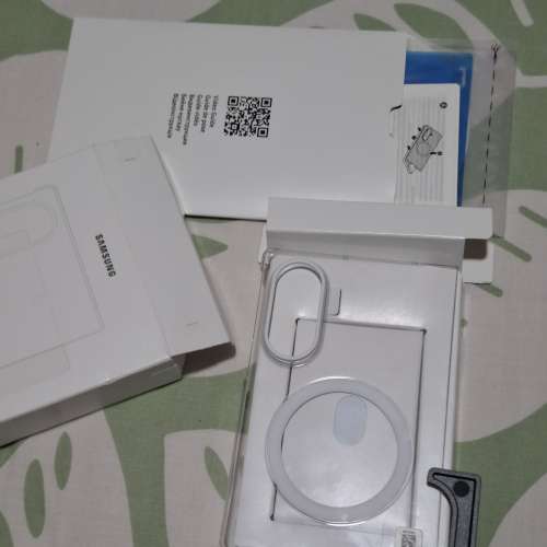 Samsung Fold 8 原廠透明底磁吸保護手機殼。