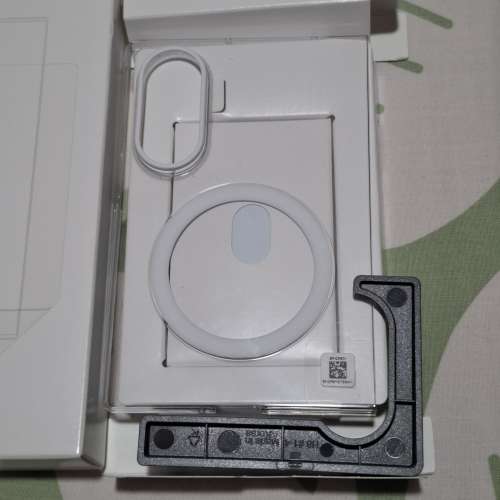 Samsung Fold 8 原廠透明底磁吸保護手機殼。