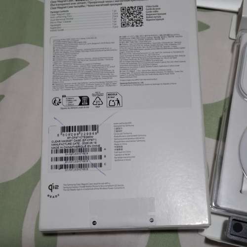 Samsung Fold 8 原廠透明底磁吸保護手機殼。