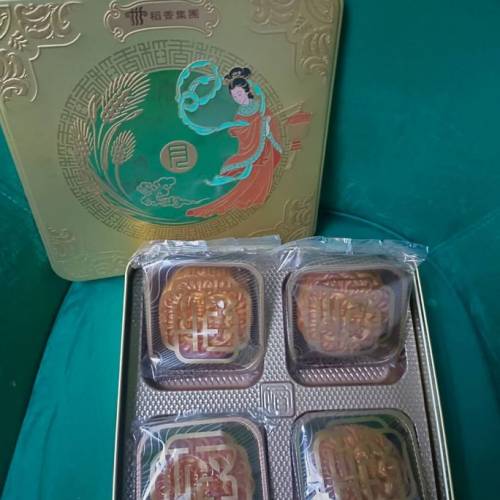 稻香雙黄白蓮蓉月餅 moon cake  
$100/4個 pc

不連盒
不議價 議價不用留言 不會覆
...