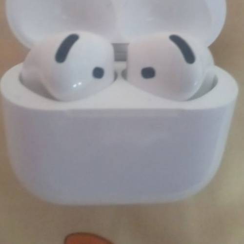 Apple AirPods 4無線充電盒及耳機