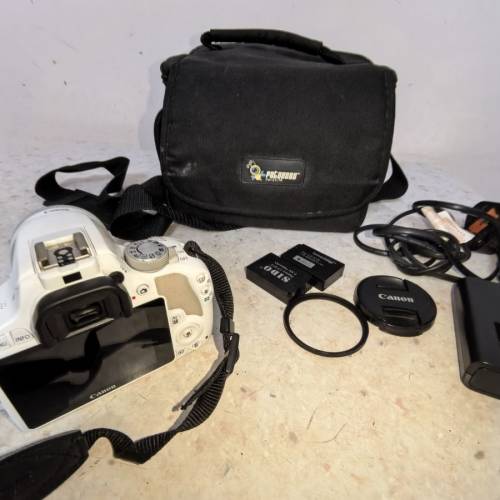 98新  佳能EOS 100D，
18-55mm镜头 配件送原装电池3块、SD卡16G、镜头盖、UV镜、充...