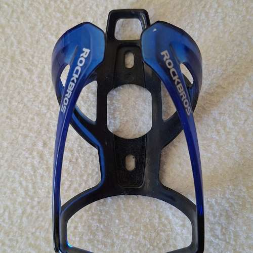 黑藍配色的單車水壺架（Bottle Cage）。