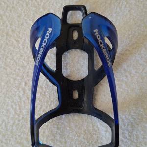 黑藍配色的單車水壺架（Bottle Cage）。