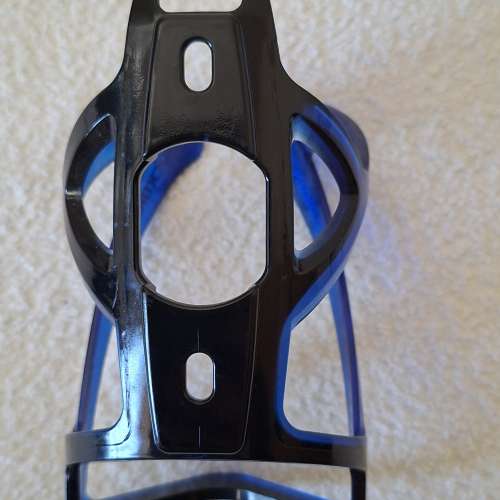 黑藍配色的單車水壺架（Bottle Cage）。