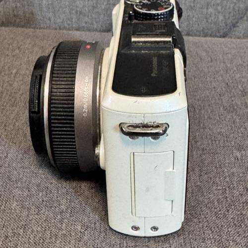 放售經典Panasonic Lumix GF1（白色淨機身）&nbsp; 連20MM 鐘頭
