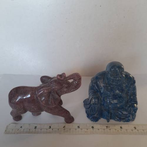 一手兩件天然紅紋寶石大象及青金寶石大佛公擺件如照片，原價每件1800元，現劈價兩件...
