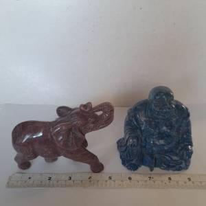 一手兩件天然紅紋寶石大象及青金寶石大佛公擺件如照片，原價每件1800元，現劈價兩件...