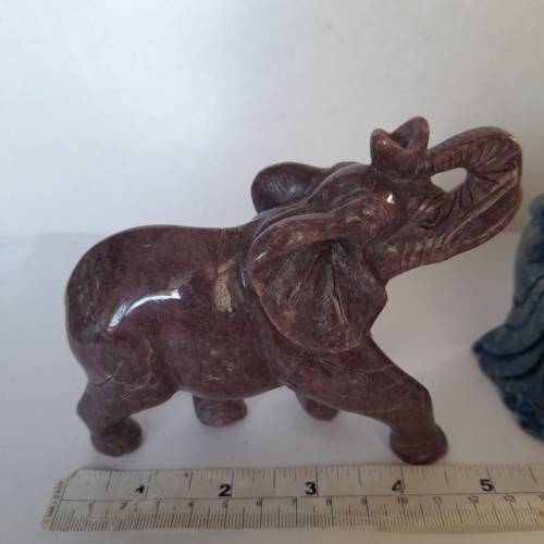 一手兩件天然紅紋寶石大象及青金寶石大佛公擺件如照片，原價每件1800元，現劈價兩件...
