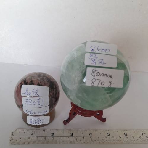 一手兩件天然紅紋寶石球及螢石球，價錢如照片，原價每件380/500元，現劈價兩件共售5...