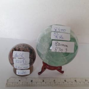 一手兩件天然紅紋寶石球及螢石球，價錢如照片，原價每件380/500元，現劈價兩件共售5...