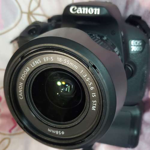 Canon EOS 700D body + BG-E8 grip  + EF-S 18-55mm f/3.5-5.6 IS STM lens