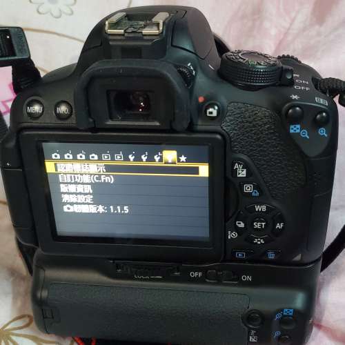 Canon EOS 700D body + BG-E8 grip  + EF-S 18-55mm f/3.5-5.6 IS STM lens