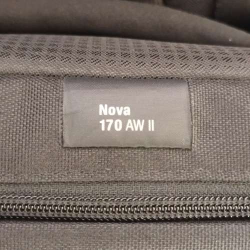 平放 Lowepro 斜孭袋 2 個